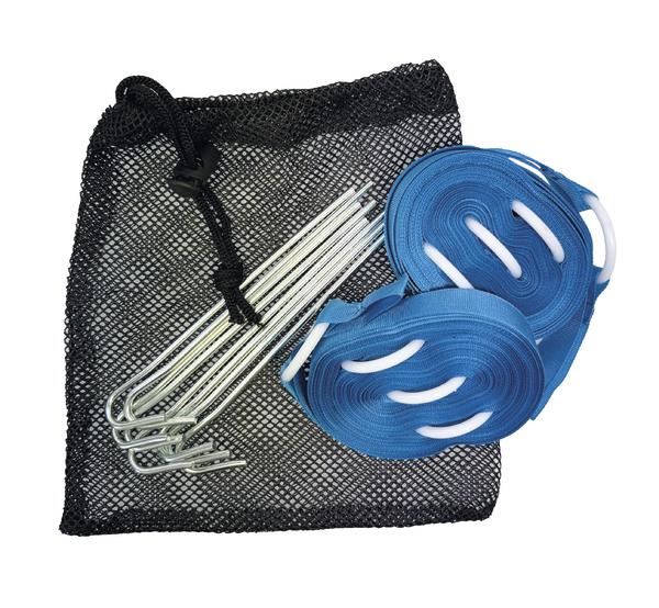 Crossminton Court Set mit schwarzen Transportbeutel, blauen Spielfeldmarkierungsbändern und Metallheringen zur Befestigung des Spielfelds.