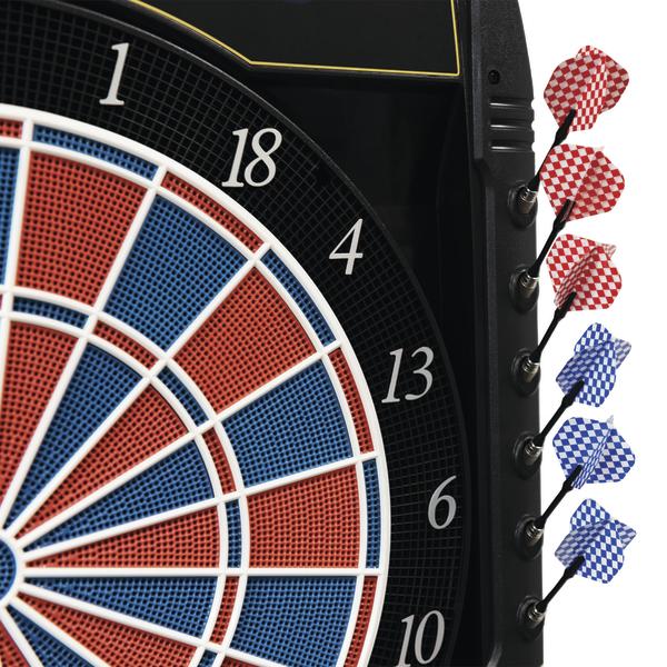 Elektronische Dartscheibe mit sechs Darts in rot und blau an der Seite befestigt.