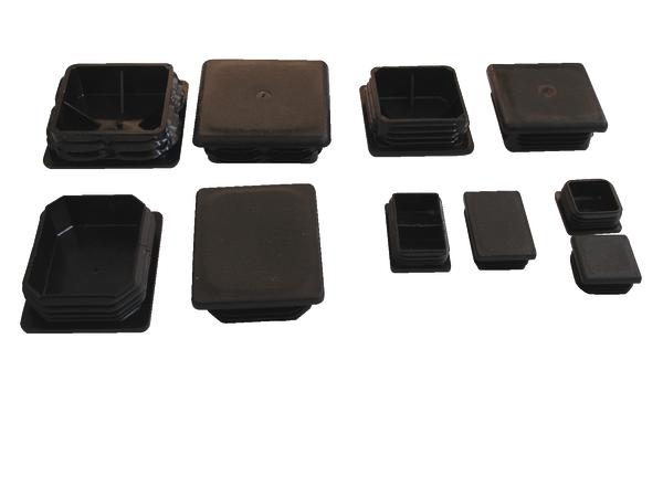 Schwarze quadratische und rechteckige Kunststoff-Endkappen in verschiedenen Größen, gestapelt.