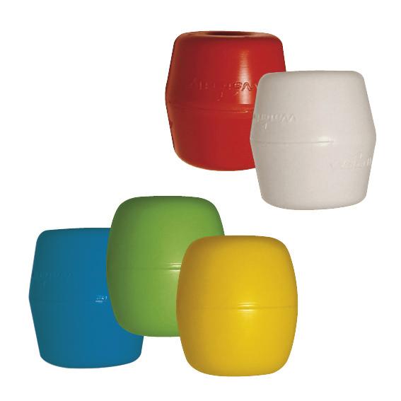 Bunte Kunststoffkappen in Rot, Weiß, Blau, Grün und Gelb, isolierte Produktaufnahme.