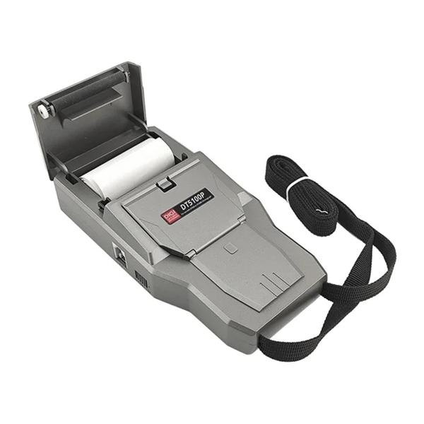 Grauer Thermodrucker Digi DT5100P mit geöffneter Papierfachabdeckung und eingesetzter Thermopapierrolle. Daneben liegt die schwarze Handschlaufe.