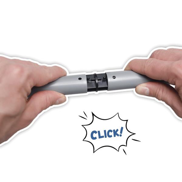 Zwei Hände verbinden zwei Stangenteile mit Klickverschluss.