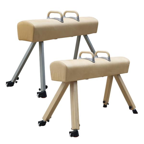 Zwei Turnpferde aus Leder mit Holz- und Metallbeinen auf Rollen für Gymnastikübungen.