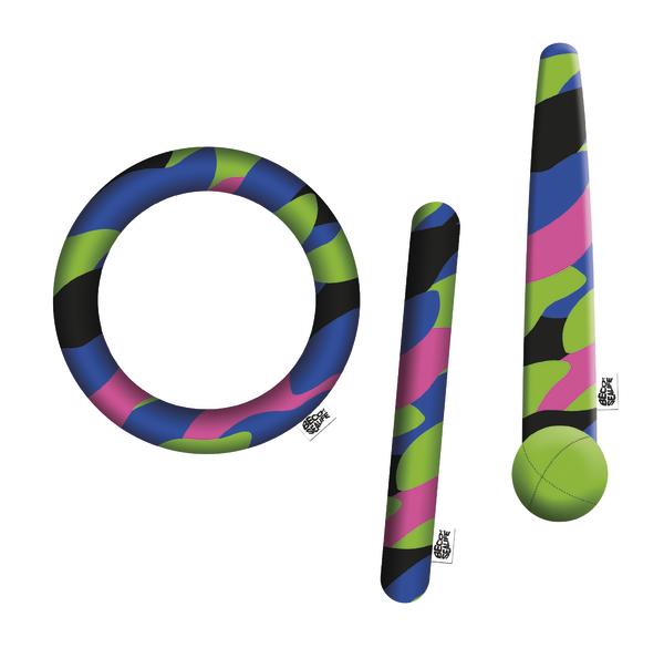 Bunte, gepolsterte Trainingsgeräte in Ring- und Stabform mit Camouflage-Muster.