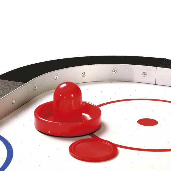 Roter Airhockey-Pusher mit Puck auf Spielfeld im Detail