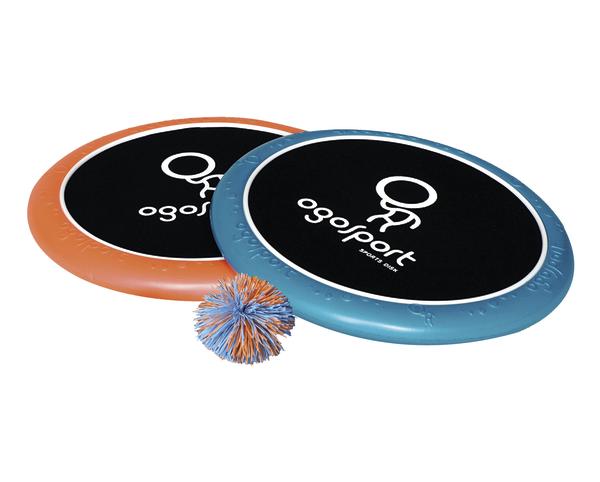 Zwei OgoSport Spielscheiben in Orange und Blau mit einem bunten Wurfball für Outdoor-Spiele.