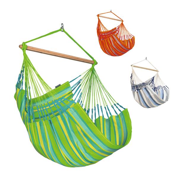 Grüne, orange und blaue Hängesessel mit Holzstange, ideal für Garten und Terrasse.