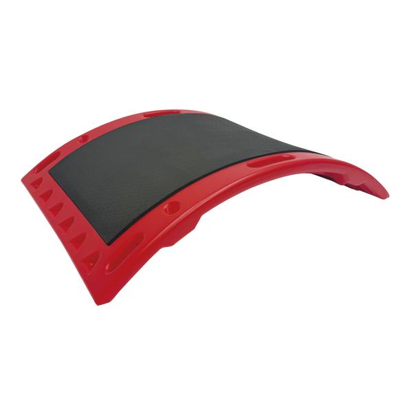 Roter Stepper aus Kunststoff mit einer schwarzen Gummi-Anti-Rutsch-Matte vor weißem Hintergrund.