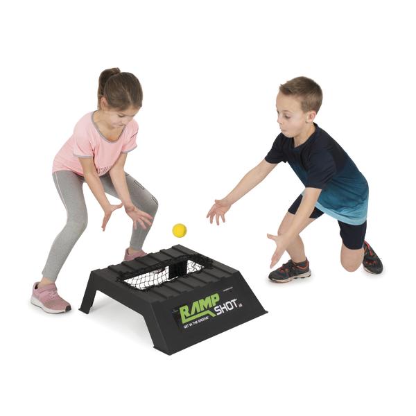 Kinder spielen Ramp Shot Ballspiel mit gelbem Ball und schwarzem Spielfeld auf weißem Hintergrund.