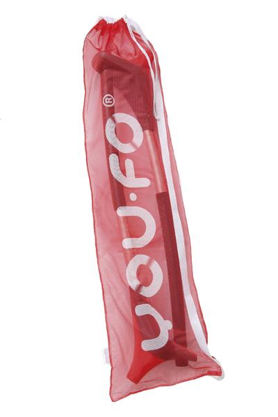 Rote transparente Transporttasche mit weißem Zugband und Logo.