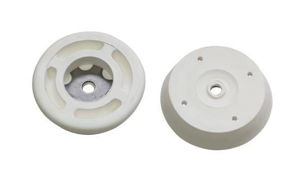 Zwei weiße Kunststoffrollen mit Metallkern, isoliert auf weißem Hintergrund.