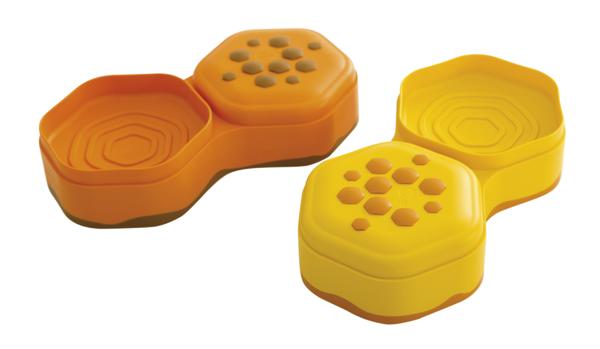 Zwei sechseckige, Balanciersteine in Orange und Gelb.