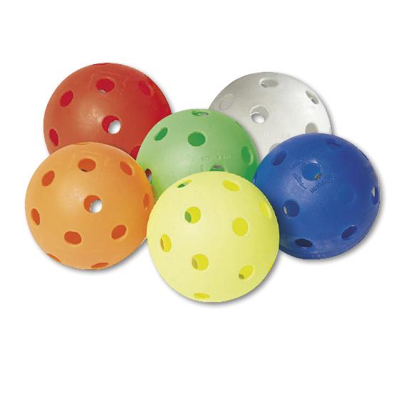 Mehrfarbige Kunststoff-Trainingsbälle mit Löchern, ideal für Sport und Fitnessübungen.