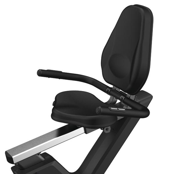 Breiter, ergonomisch geformter Sitz eines Liegeergometers mit gepolsterter Rückenlehne, seitlichen Haltegriffen und längenverstellbarer Sitzposition auf stabiler Aluminiumschiene.