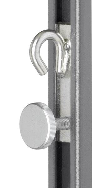 Metallhaken und verstellbare Schraube an grauem Stahlrahmen, Nahaufnahme.