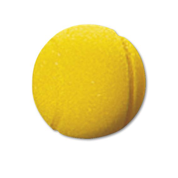 Gelber Tennisball auf weißem Hintergrund, Nahaufnahme eines Sportballs.