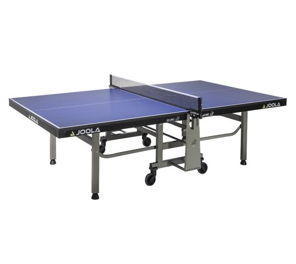 Hochwertiger blauer JOOLA Tischtennistisch mit Netz und Rollen für Indoor-Spiele.