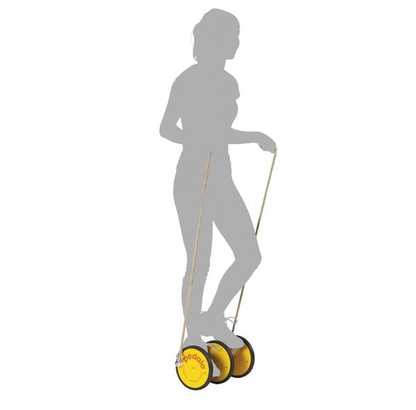 Person auf gelben Laufstelzen mit Seilen zum Balancieren, weißer Hintergrund.