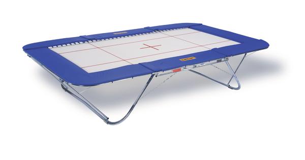 Trampolin mit rechteckiger Sprungfläche und blauem Rand, freistehend auf weißem Hintergrund.