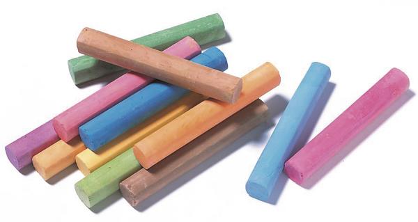 Bunte Straßenkreide in verschiedenen Farben auf weißem Hintergrund, zum Malen im Freien.