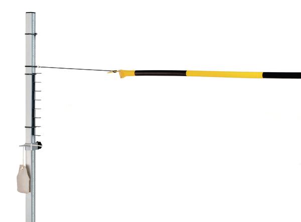 Hochsprunglatte mit gelb-schwarzem Stab und Metallpfosten vor weißem Hintergrund.