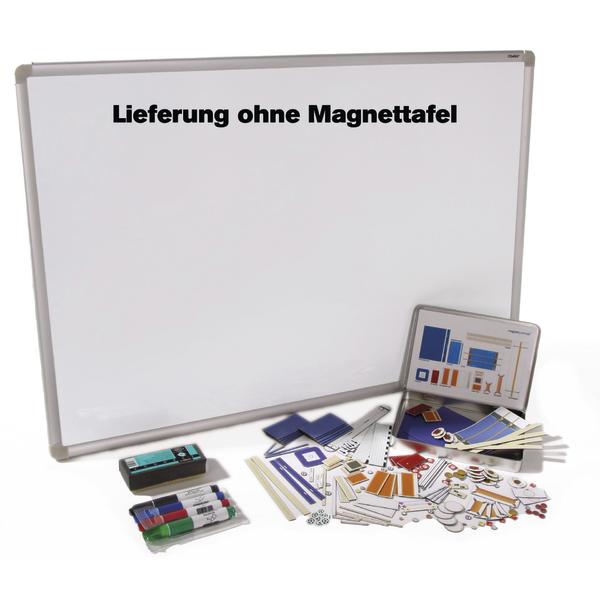 Magnettafel mit dem Schriftzug ‚Lieferung ohne Magnettafel‘ sowie verschiedenen Magneten, einem Tafelwischer und Markern in verschiedenen Farben.