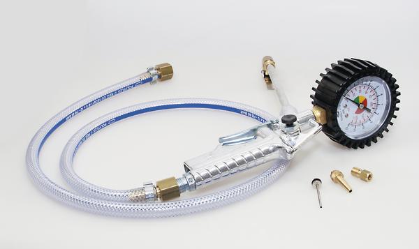 Reifenfüller mit Manometer, Schlauch und verschiedenen Ventilaufsätzen auf weißem Hintergrund.