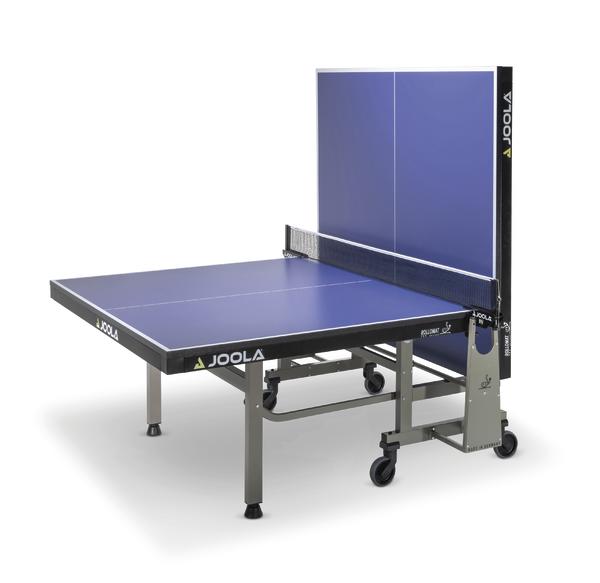 Hochwertiger blauer JOOLA Tischtennistisch mit klappbarer Spielfeldhälfte und Netz.