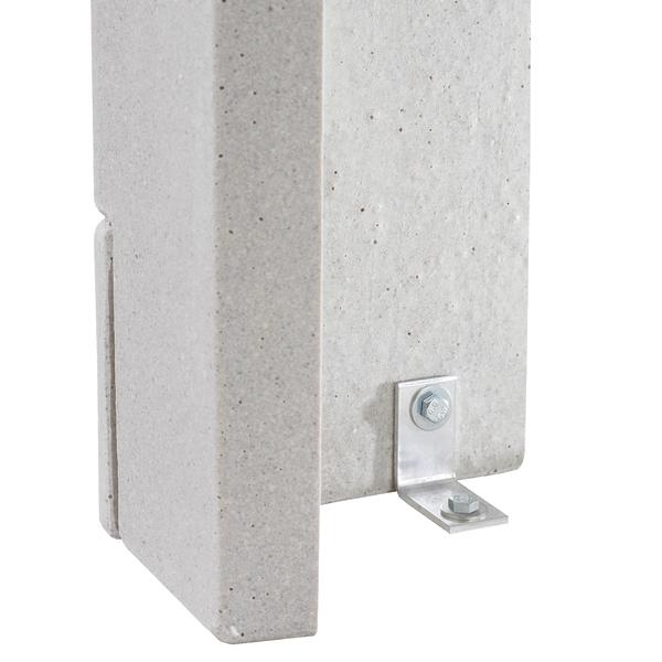 Betonwand mit Metallwinkel und Schrauben zur Befestigung, Nahaufnahme.