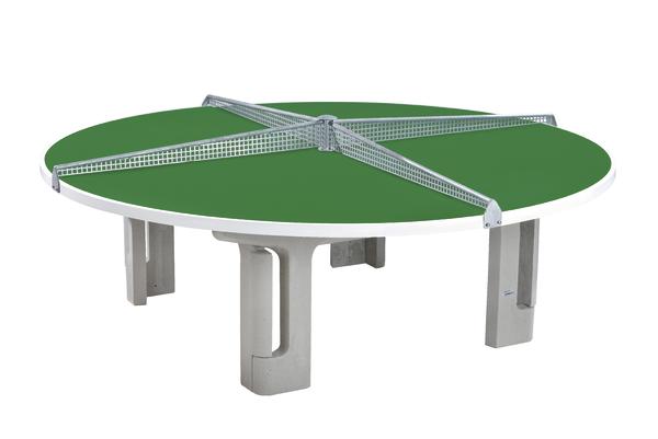 Runder Outdoor-Tischtennistisch mit grünem Spielfeld und vier Netzen für mehrere Spieler.