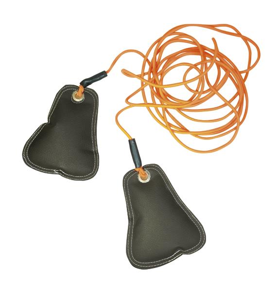 Springseil mit schwarzen Griffen und orangefarbener Schnur auf weißem Hintergrund.