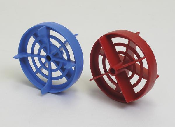 Zwei Kunststoff-Trennscheiben in Blau und Rot für Betonbewehrung auf weißem Hintergrund.