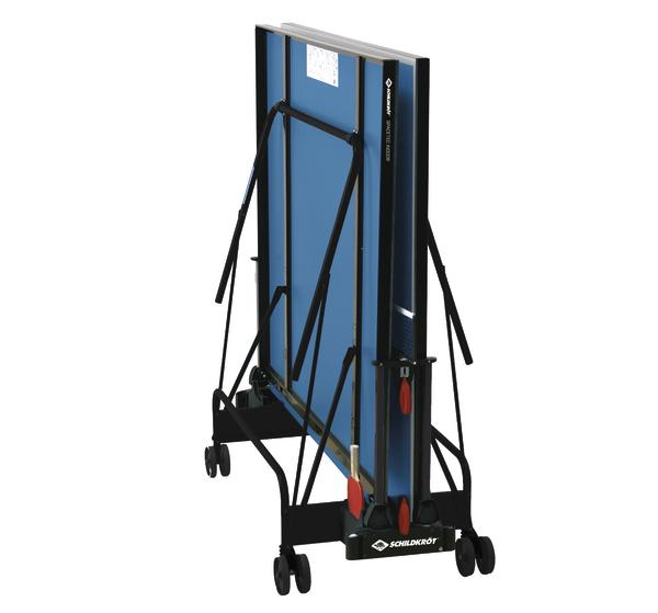 Zusammengeklappter blauer Tischtennistisch mit schwarzem Metallgestell und Rollen, transportbereit.