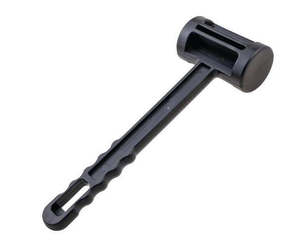 Schwarzer Kunststoffhammer mit langem Griff, isoliert auf weißem Hintergrund.