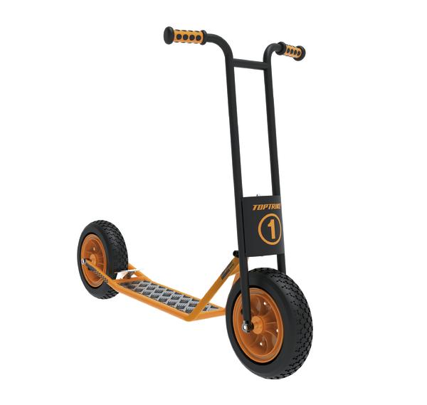 Tretroller mit großen Reifen und orange-schwarzem Rahmen.