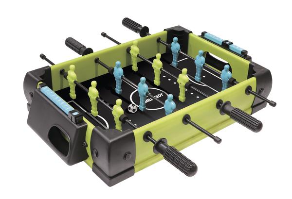 Kleiner Tischkicker mit grünen und blauen Spielfiguren und schwarzem Spielfeld.