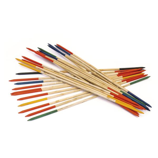 Bunte Mikado-Stäbe aus Holz für Geschicklichkeitsspiele auf weißem Hintergrund.