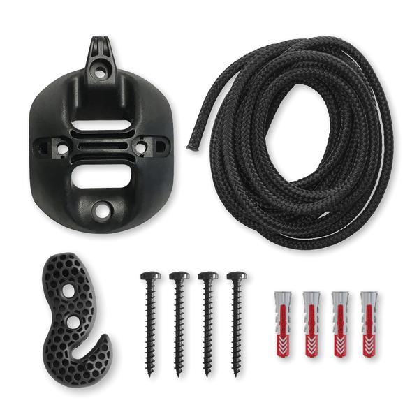 Montageset mit schwarzem Halter, Seil, Haken, Schrauben und Dübeln auf weißem Hintergrund.