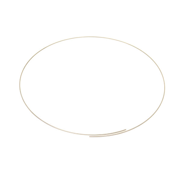 Feiner goldener Halsreif in runder Form, minimalistisches Schmuckdesign.