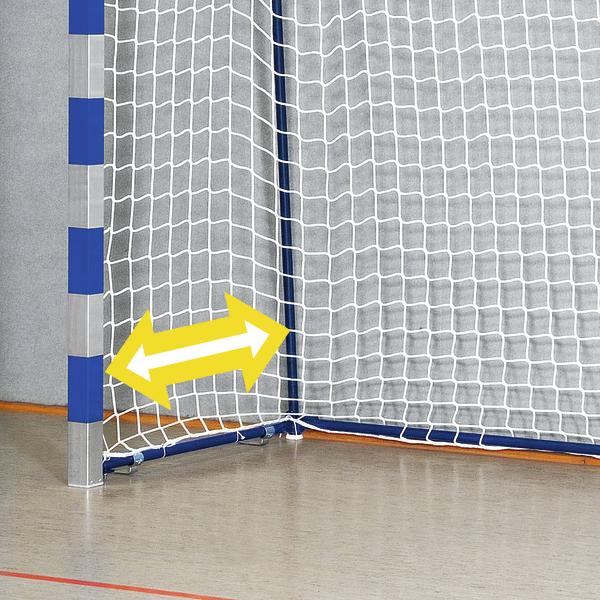 Handballtor-Eckpfosten mit Netz und gelbem Doppelpfeil zur Breitenanzeige.