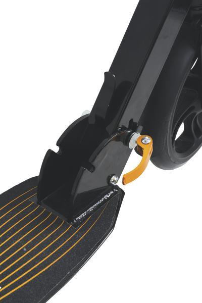 Nahaufnahme eines schwarzen Scooter-Faltsystems mit orangefarbener Sicherung und rutschfester Trittfläche.
