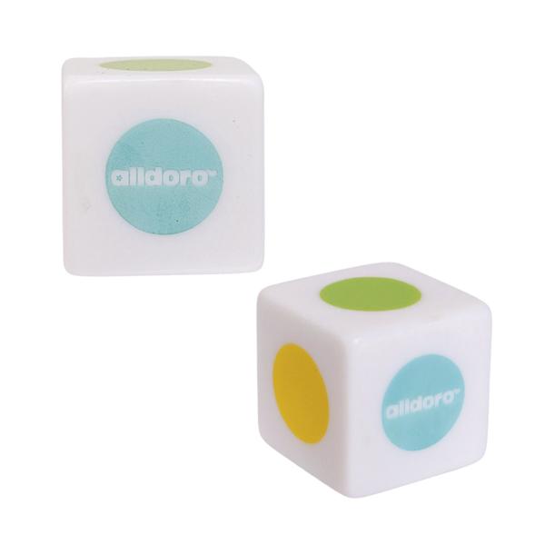 Zwei weiße Spielwürfel mit farbigen Punkten und Logoaufdruck vor weißem Hintergrund.