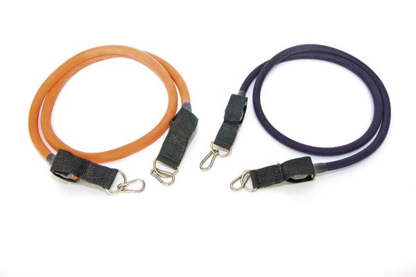 Zwei Fitness-Trainingsbänder in Orange und Lila mit Metallhaken und Griffen auf weißem Hintergrund.