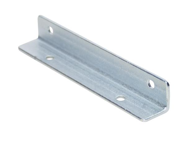 Verzinkter Metallwinkel mit vier Befestigungslöchern für stabile Verbindungen.