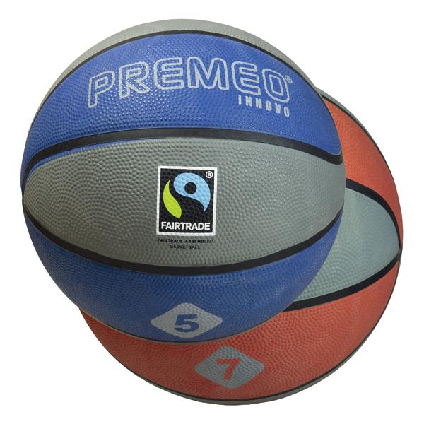 Zwei Basketbälle in Blau-Grau und Rot-Grau mit griffiger Oberfläche, Fairtrade-Siegel und Größenkennzeichnung (5 und 7).