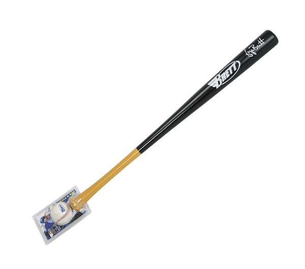 Baseballschläger mit schwarzem Griff und braunem Schaft, dazu ein Baseball und Karte.