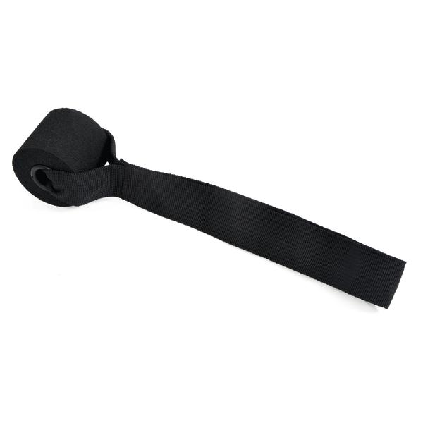 Schwarzes Boxbandage-Handgelenkband für Kampfsport und Fitness, isoliert auf weißem Hintergrund.