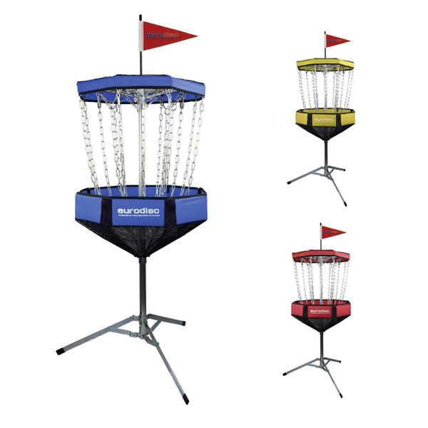 Drei Discgolf-Körbe in Blau, Gelb und Rot mit Metallketten und Stativständer.