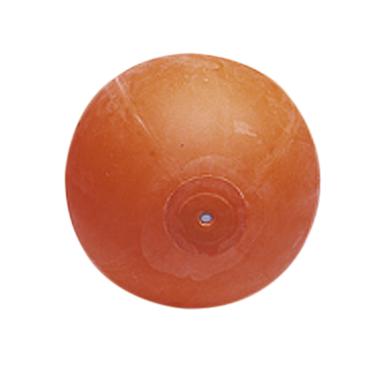 Orangefarbener Ball mit Ventil, isoliert auf weißem Hintergrund, rundes Spielzeug oder Sportgerät.