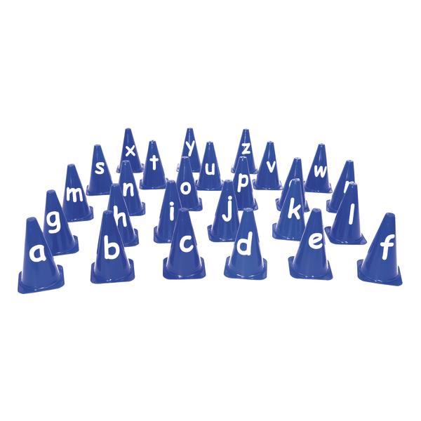 Blaue Pylonen mit weißen Kleinbuchstaben des Alphabets, geordnet auf weißem Hintergrund.